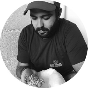 Benjamin artisan brasseur à la brasserie Petite Couronne