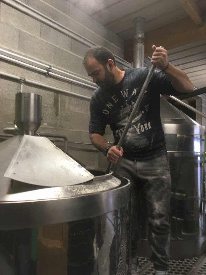 Benjamin artisan brasseur à la brasserie Petite Couronne
